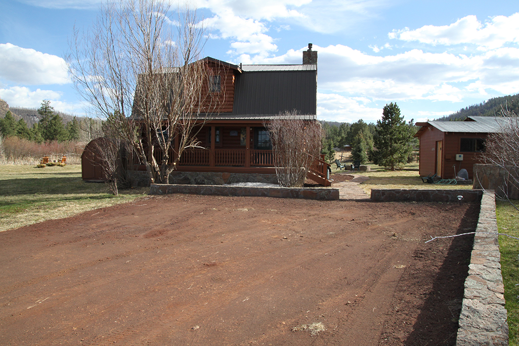 Front of cabin with driveway